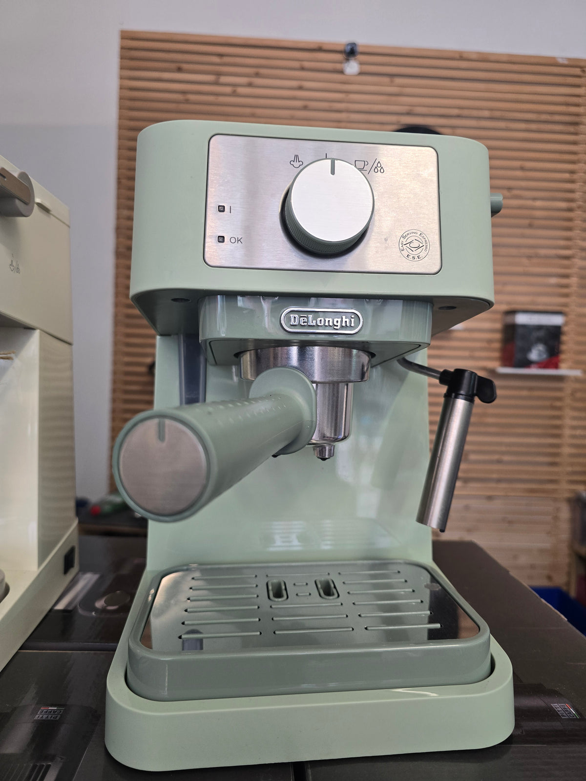 DeLonghi Traditional Pump Espresso Coffee Machine